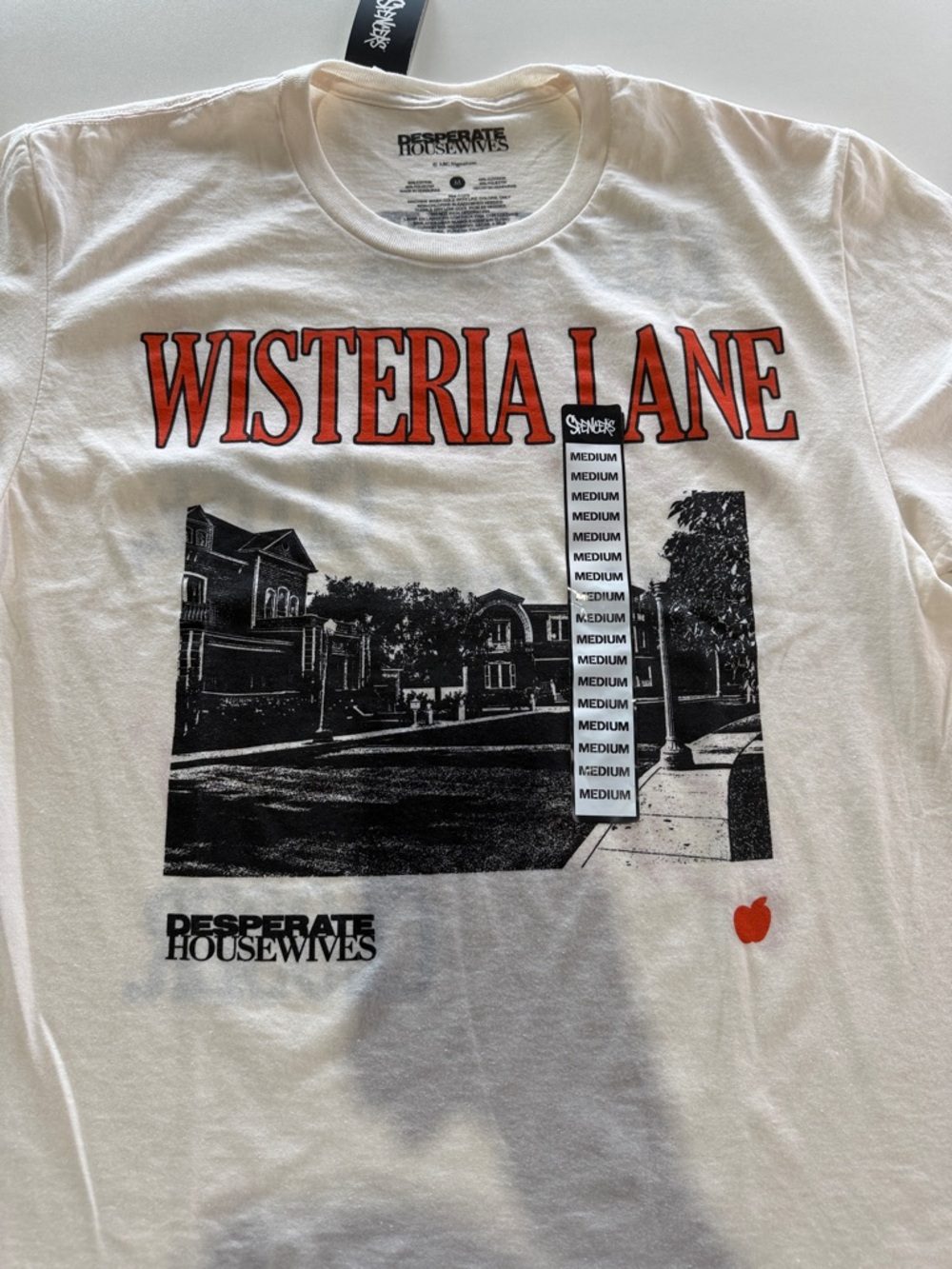 Desperate Housewives Wisteria Lane Graphic Tee - Cream with Red & Black Print M - Picture 2 of 6